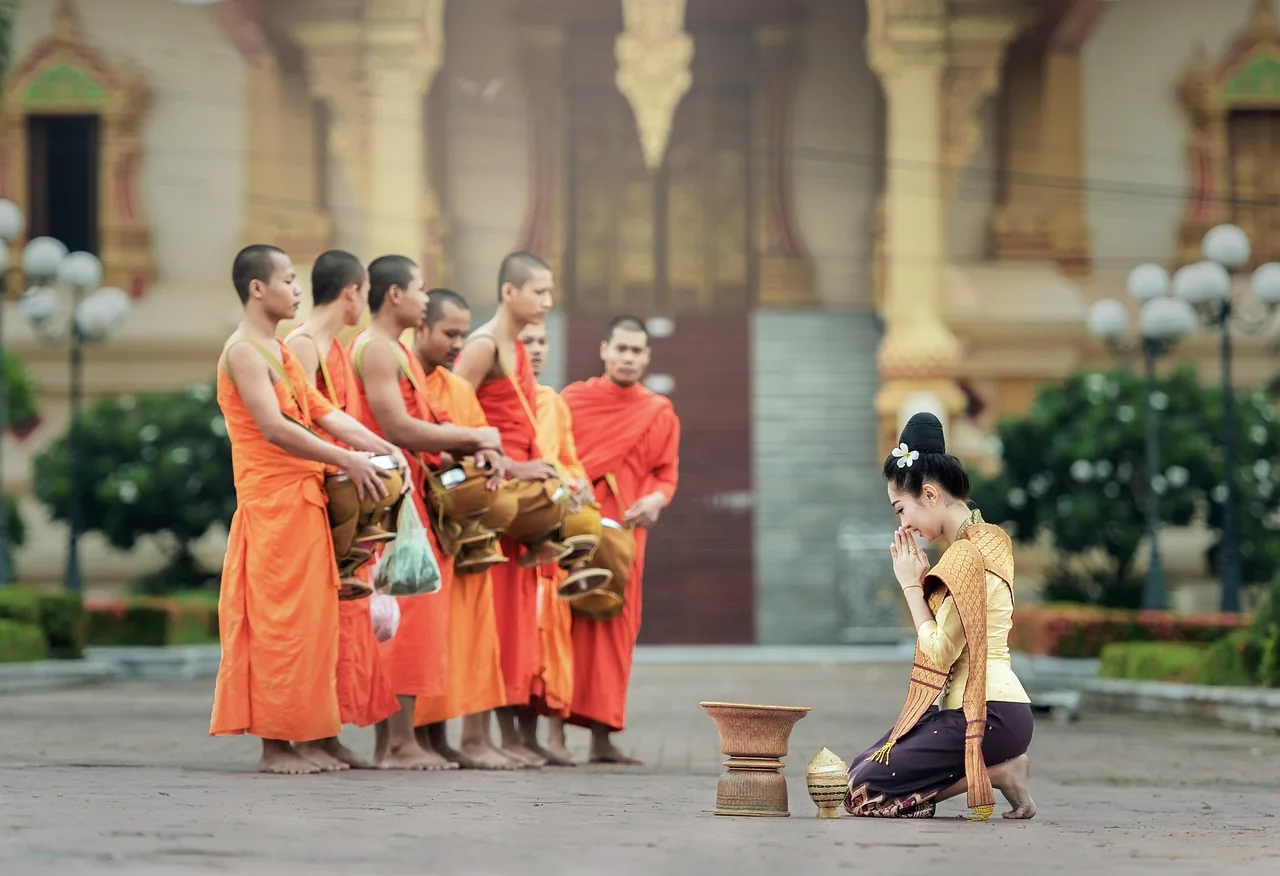 14-60天生规律与成功征兆风险鉴别:反噬信号与真假判断指南插图 monks, praying, buddha purnima, prayer, bangkok, asia, believe, buddha, buddhism, buddhist, cambodia, charity, culture,