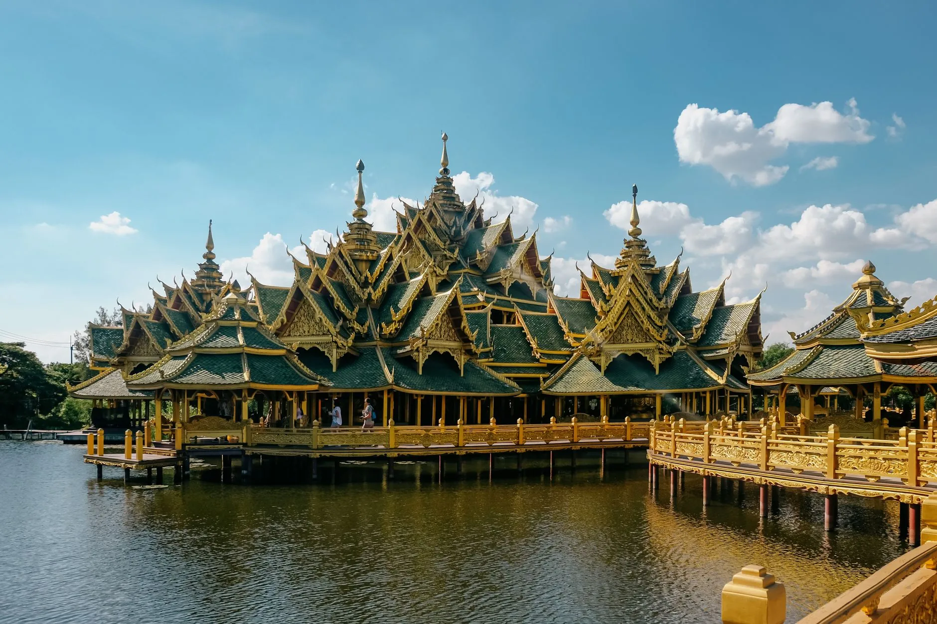 借口家里不同意被分手:真假信号对比与决策参考指南插图 Discover this stunning Thai pavilion with intricate designs at Bangkok's Ancient City. Perfect for architecture and trav
