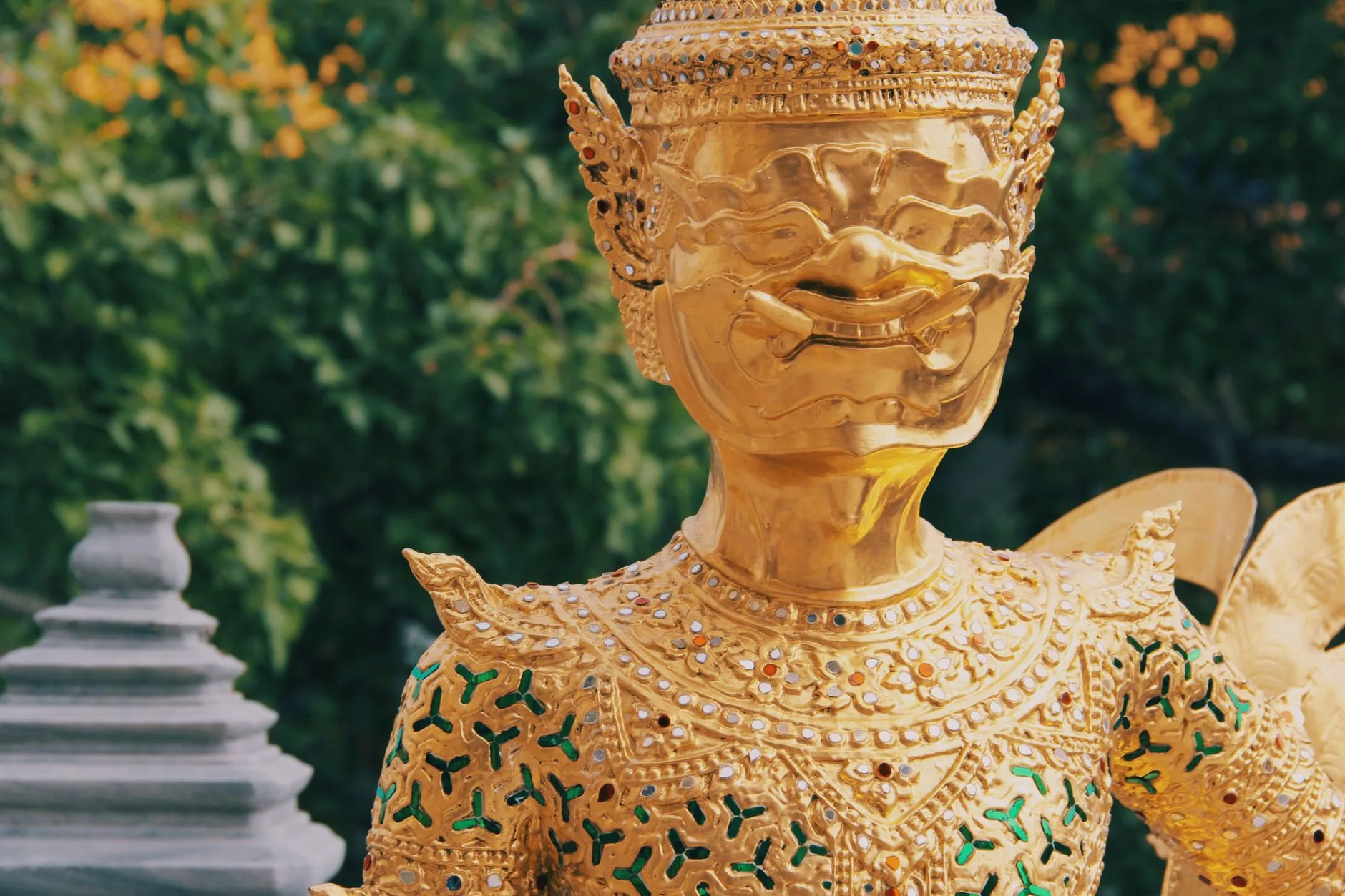 佛牌法事真相解析:风险边界与理性判断指南插图 Close-up of an ornate golden statue depicting a mythical Buddhist figure, outdoors. 泰国佛牌与法事内容说明图
